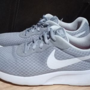 NIKE TANJUN WOMEN'S ATHLETIC SNEAKERS